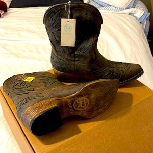 Brand new cowgirl boots